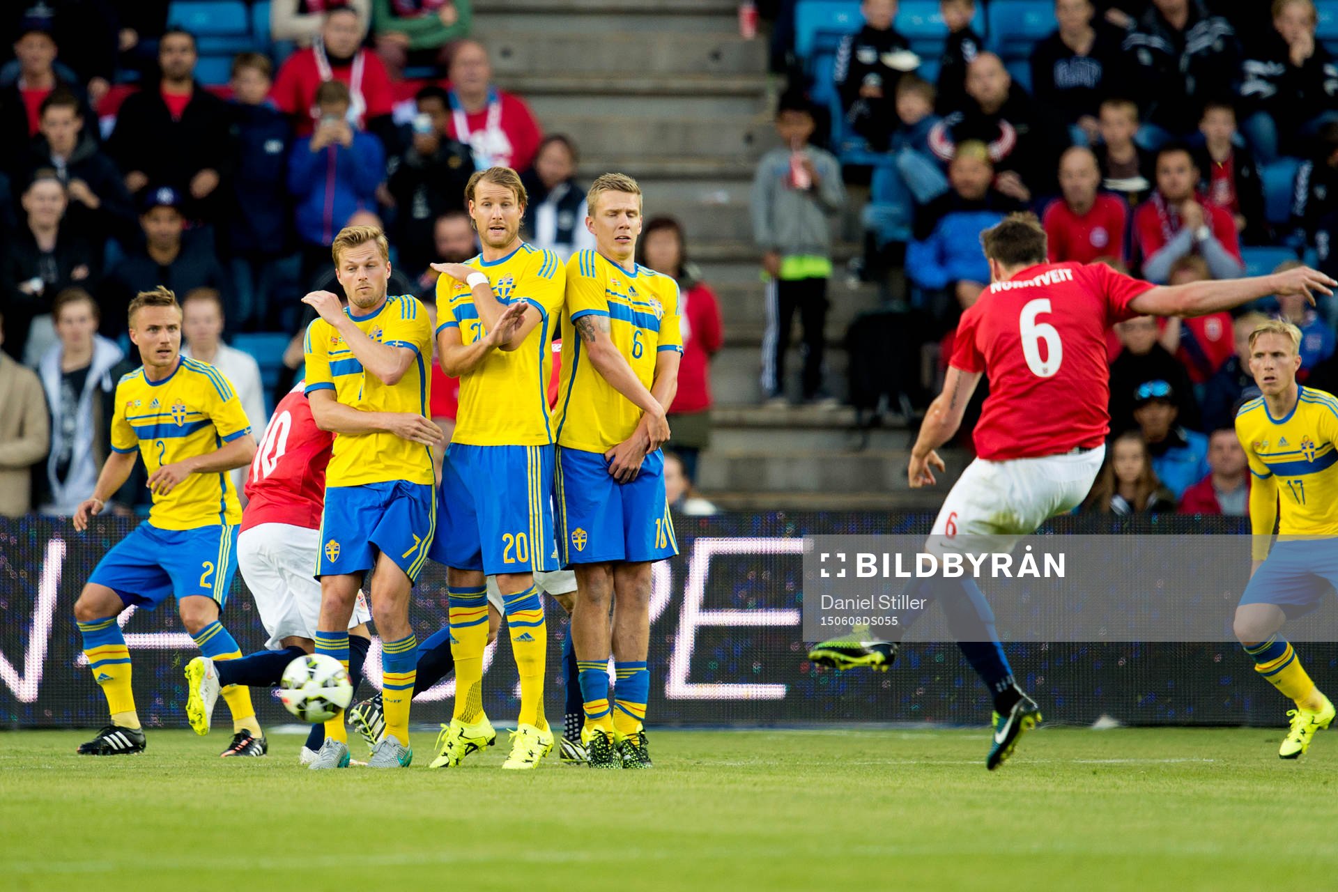 Sveriges Pierre Bengtsson, Sebastian Larsson, Ola Toivonen och Pontus Wernbloom står i muren medans Norges Håvard Nordtveit skjuter under fotbollslandskampen mellan Norge och Sverige den 8 juni 2015 i Oslo.
