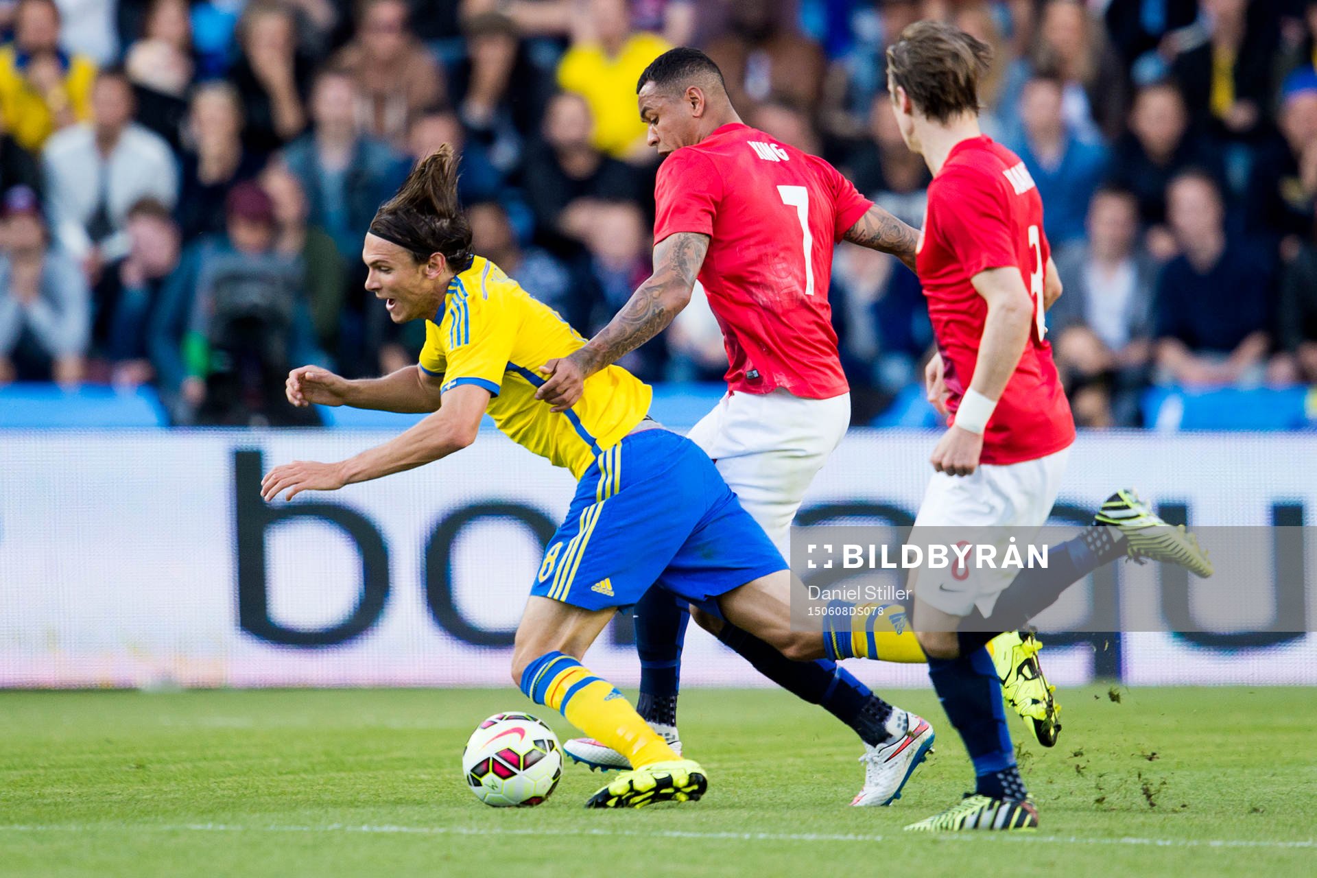 Sveriges Albin Ekdal dras ner av Norges Joshua King