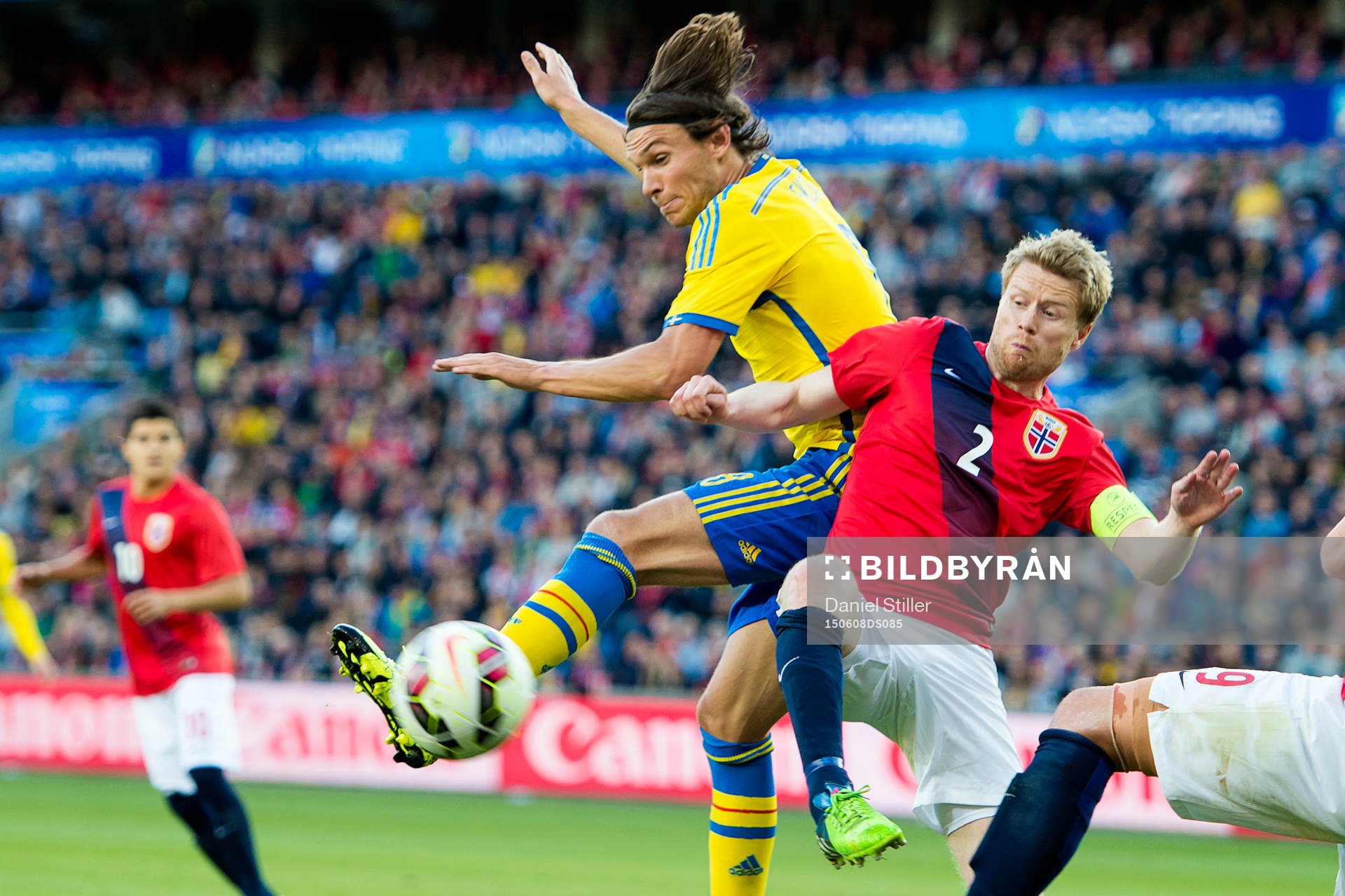 Sveriges Albin Ekdal  i kamp med Norges Tom Högli under fotbollslandskampen mellan Norge och Sverige den 8 juni 2015 i Oslo.