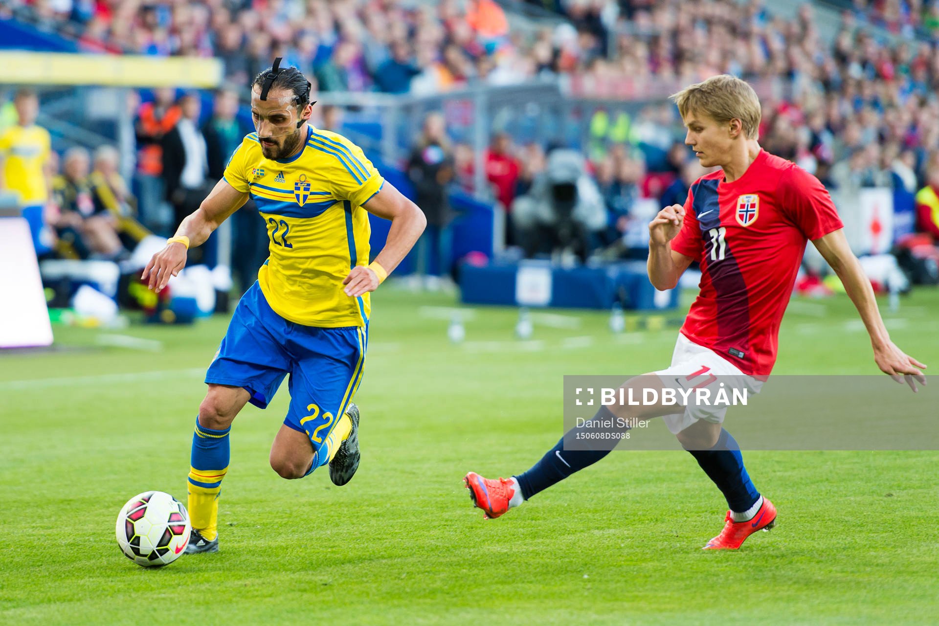 Sveriges Erkan Zengin  och Norges Martin Ödegaardunder