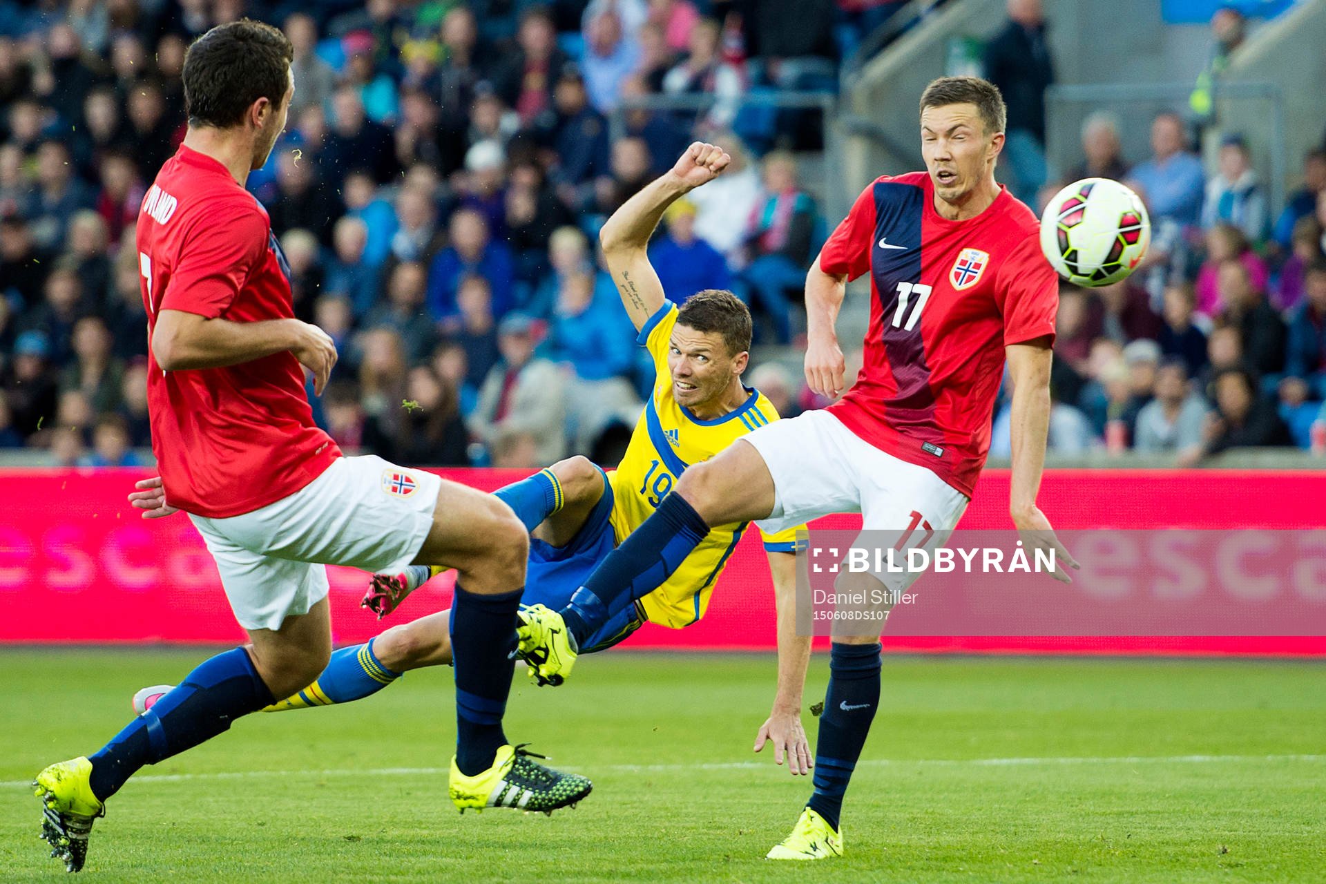 Sveriges Marcus Berg har en träff i stolpen medan Even