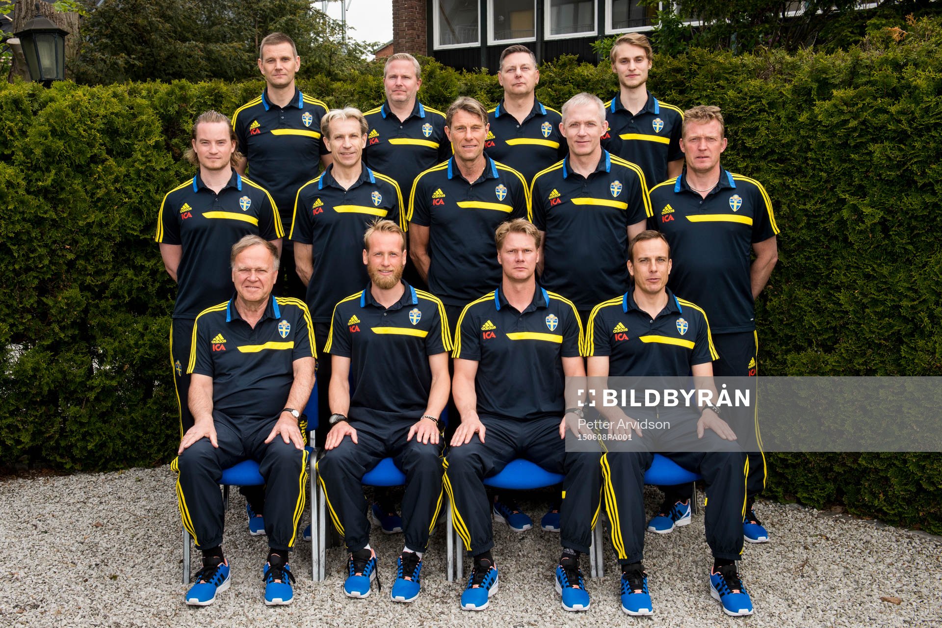 Svenska U21 fotbollslandslagets ledare poserar för en gruppbild, övre raden från vänster, Andreas Pettersson, assisterande förbundskapten, Tommie Nilsson, Kit manager, Lars-Erik Hemgren, Team coordinator och Andreas Abrahamsson Melin, 