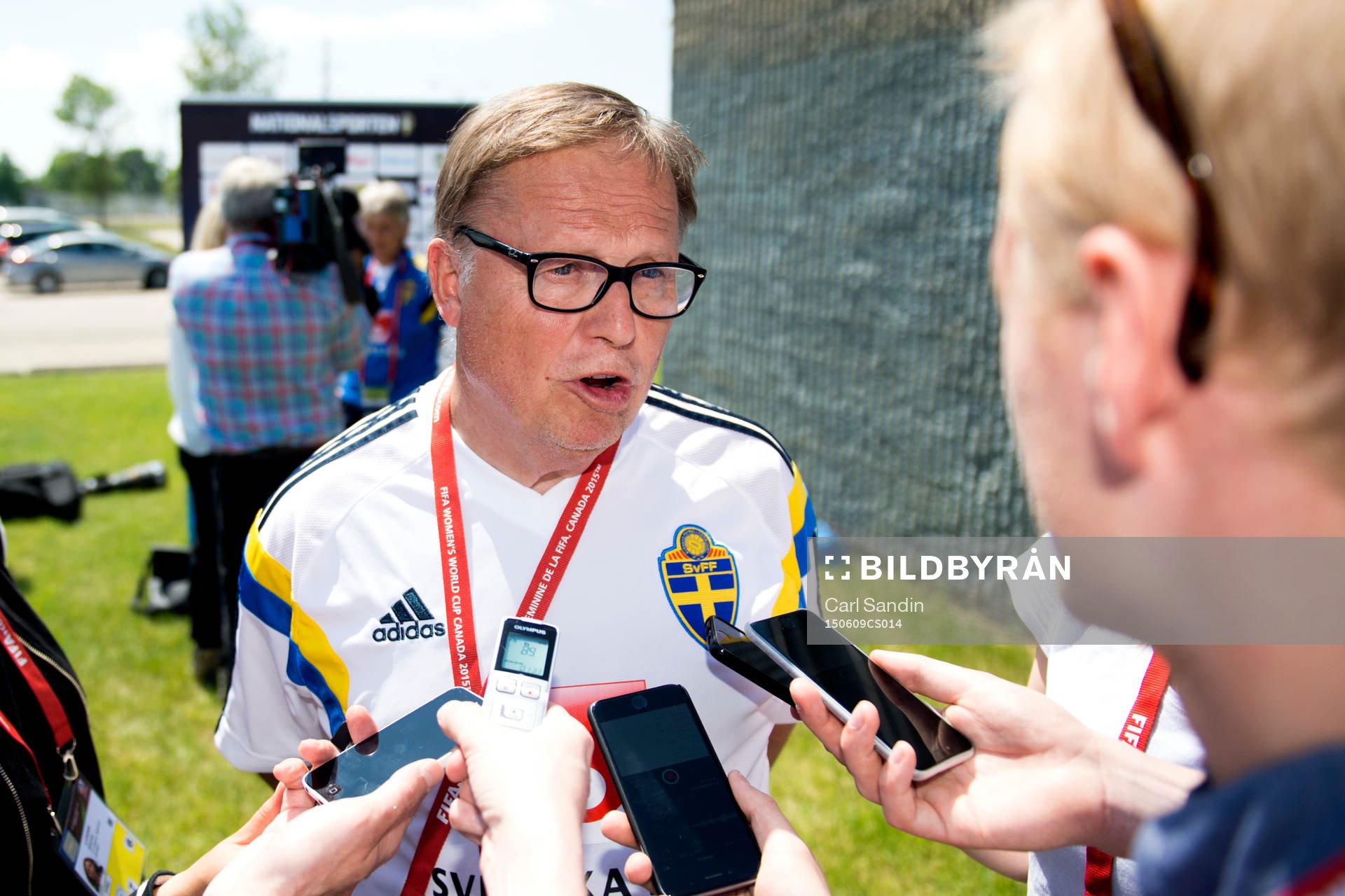 Sveriges förbundskapten Pia Sundhage blir intervjuad efter en träning med det svenska landslaget den 9 juni 2015 i Winnipeg.