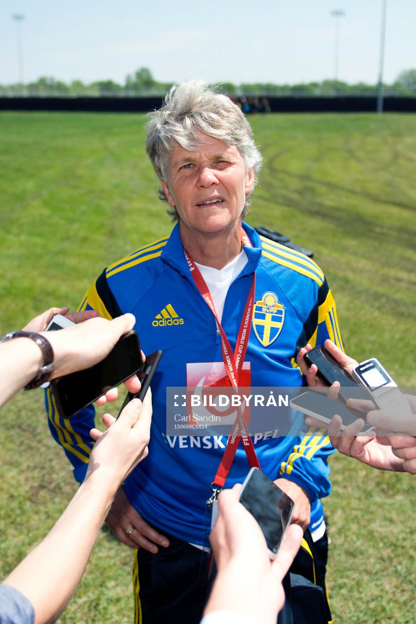 Sveriges förbundskapten Pia Sundhage blir intervjuad efter en träning med det svenska landslaget den 9 juni 2015 i Winnipeg.
