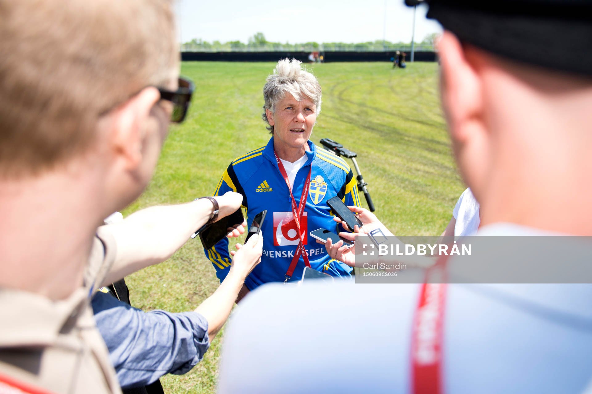 Sveriges förbundskapten Pia Sundhage blir intervjuad efter en träning med det svenska landslaget den 9 juni 2015 i Winnipeg.