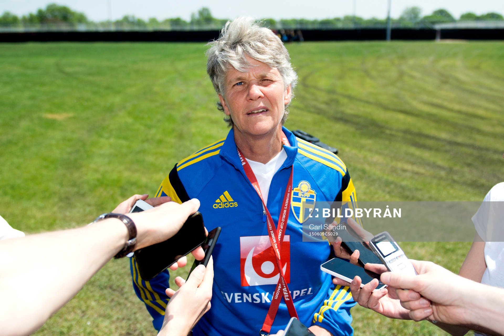 Sveriges förbundskapten Pia Sundhage blir intervjuad