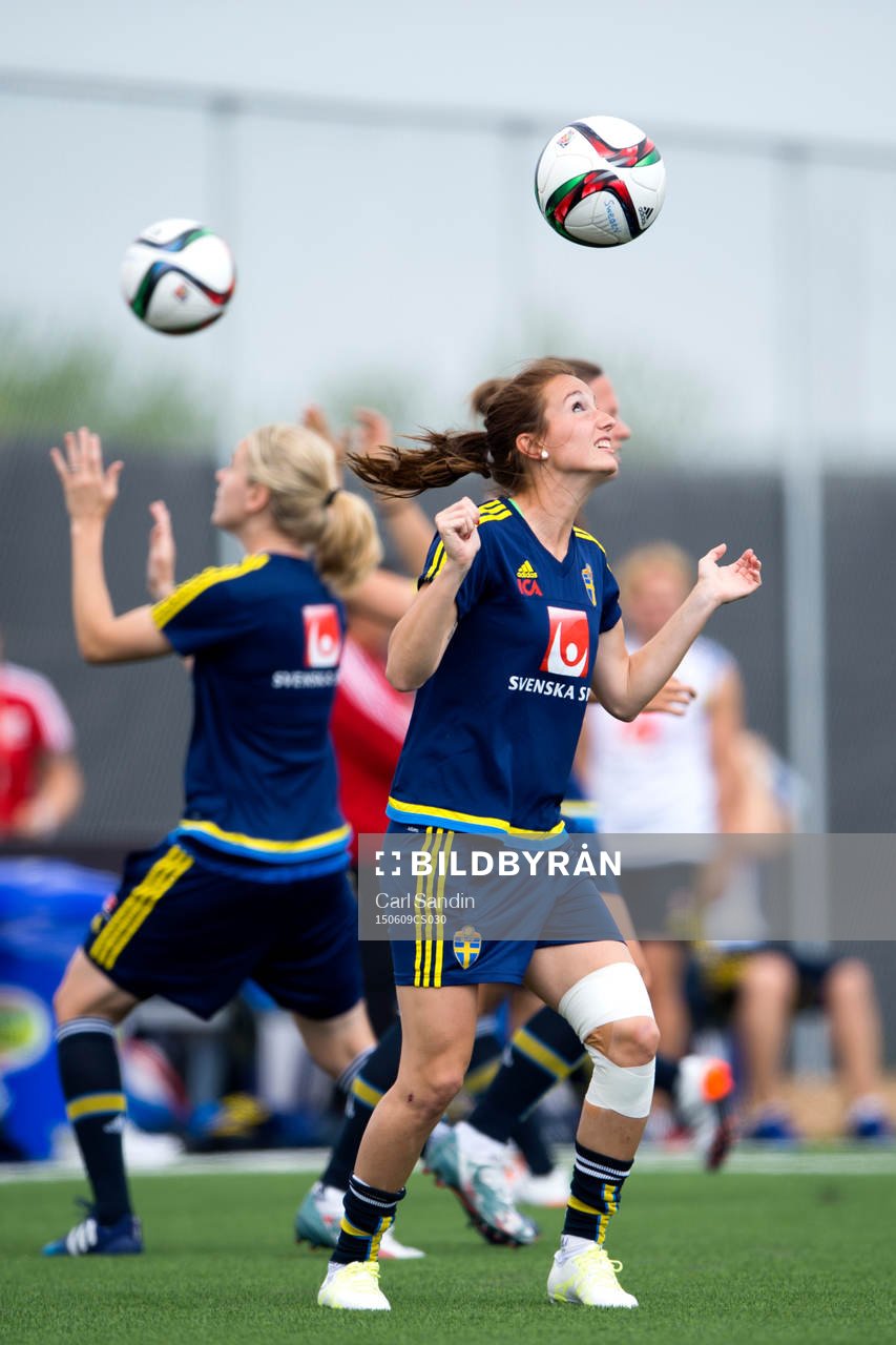 Sveriges Kosovare Asllani nickar en boll