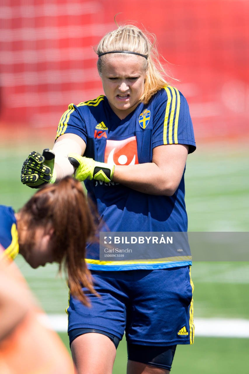 Sveriges målvakt Hilda Carlén med lindad arm