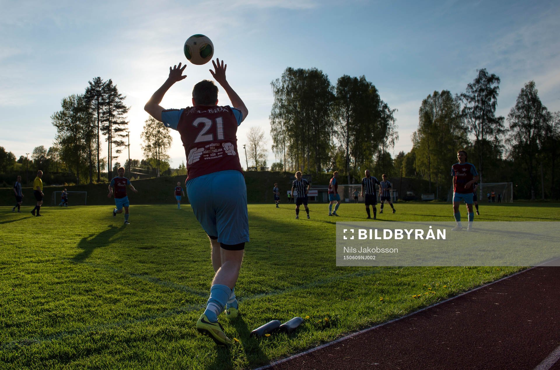 En spelare i Fränsta kastar ett inkast under fotbollsmatchen i division fyra mellan Kovland och Fränsta den 9 juni 2015 i Kovland.