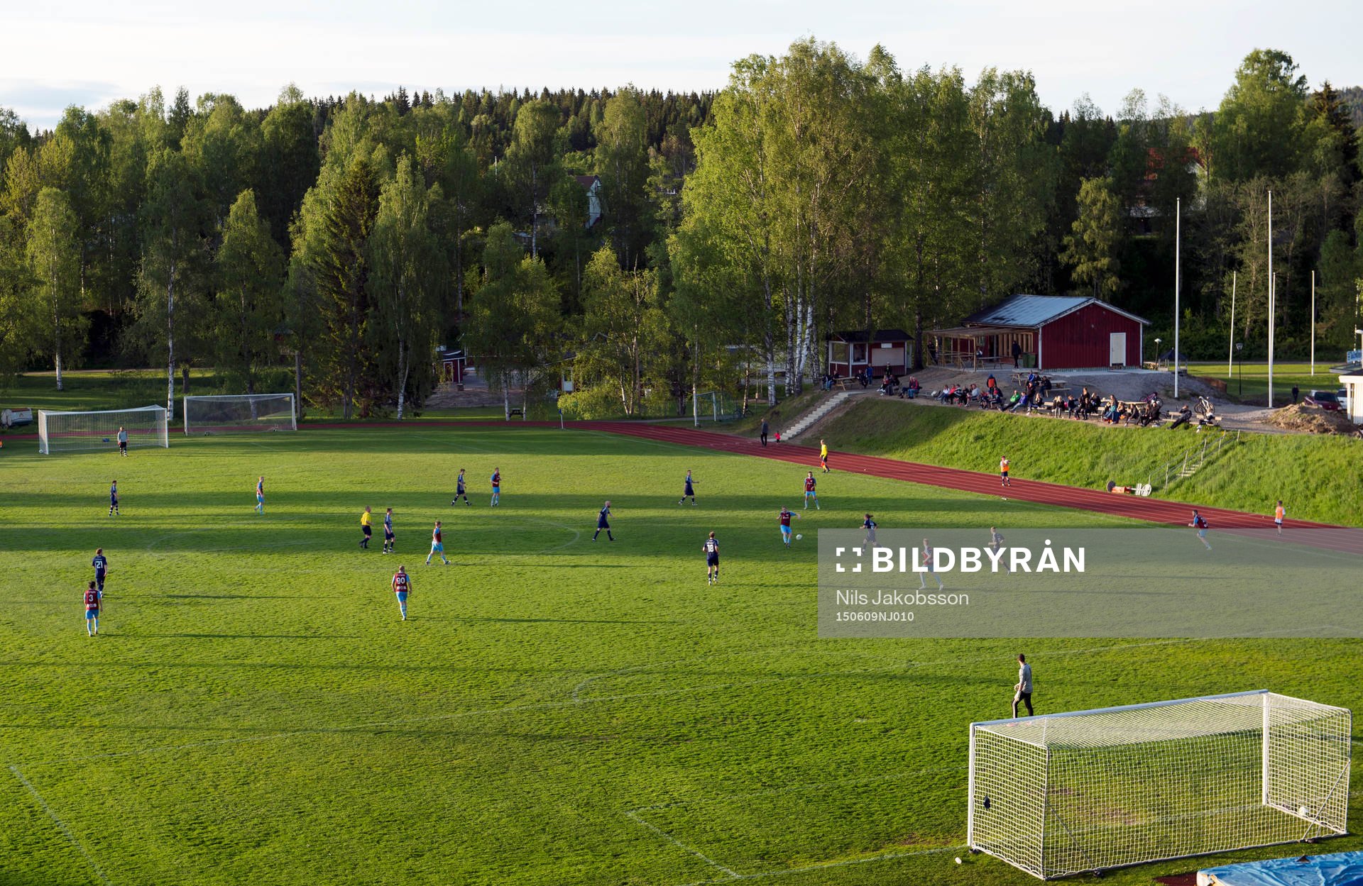 Överblick på Ånäsvallen under fotbollsmatchen i division fyra mellan Kovland och Fränsta den 9 juni 2015 i Kovland.