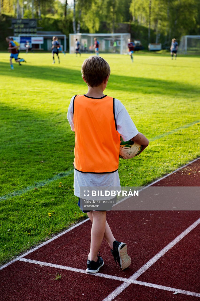 Bollkallen William Nilsson under fotbollsmatchen i division fyra mellan Kovland och Fränsta den 9 juni 2015 i Kovland.