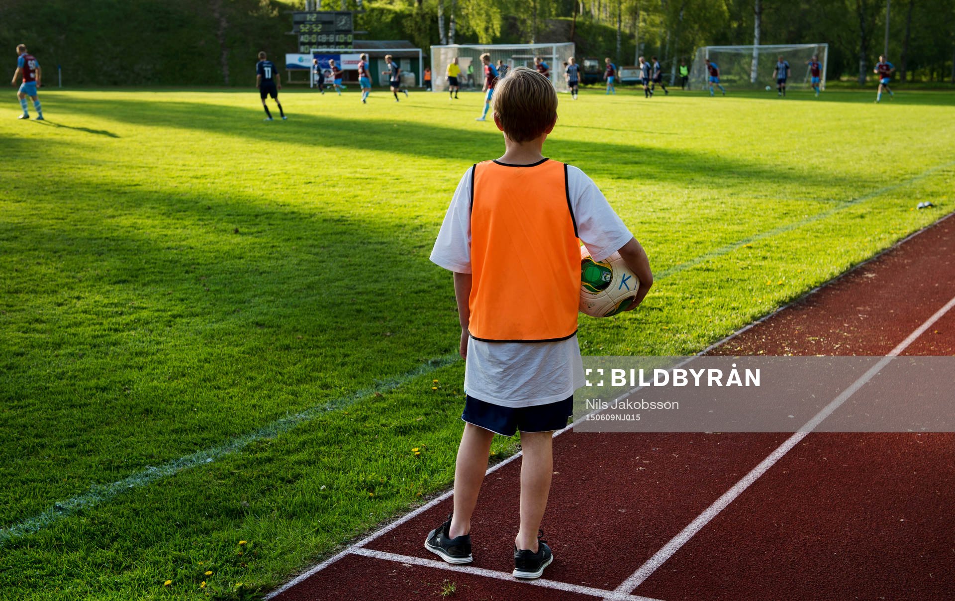 Bollkallen William Nilsson under fotbollsmatchen i division fyra mellan Kovland och Fränsta den 9 juni 2015 i Kovland.
