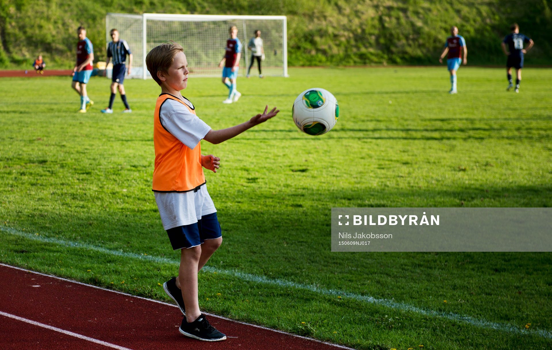 Bollkallen William Nilsson under fotbollsmatchen i division fyra mellan Kovland och Fränsta den 9 juni 2015 i Kovland.