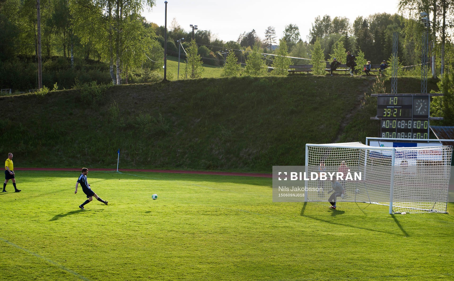 Kovlands Dennis Björkholm missar en straff under fotbollsmatchen i division fyra mellan Kovland och Fränsta den 9 juni 2015 i Kovland.