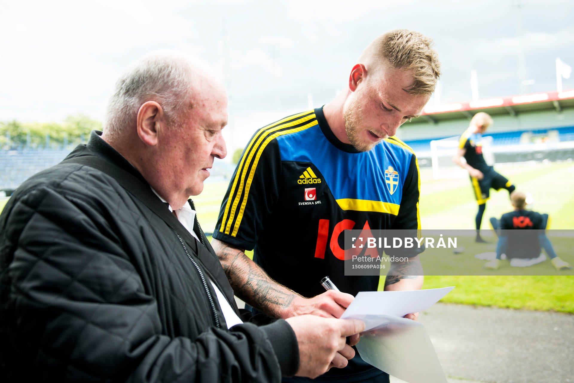 Sveriges John Guidetti skriver en autograf