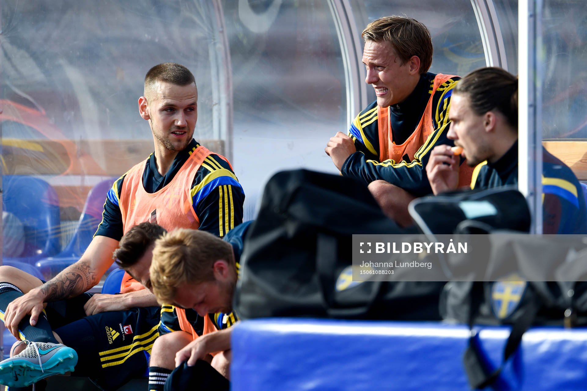 Sveriges Alexander Milosevic och Ludwig Augustinsson vilar ut efter en träning med det svenska fotbollslandslaget den 10 juni 2015 i Stockholm.