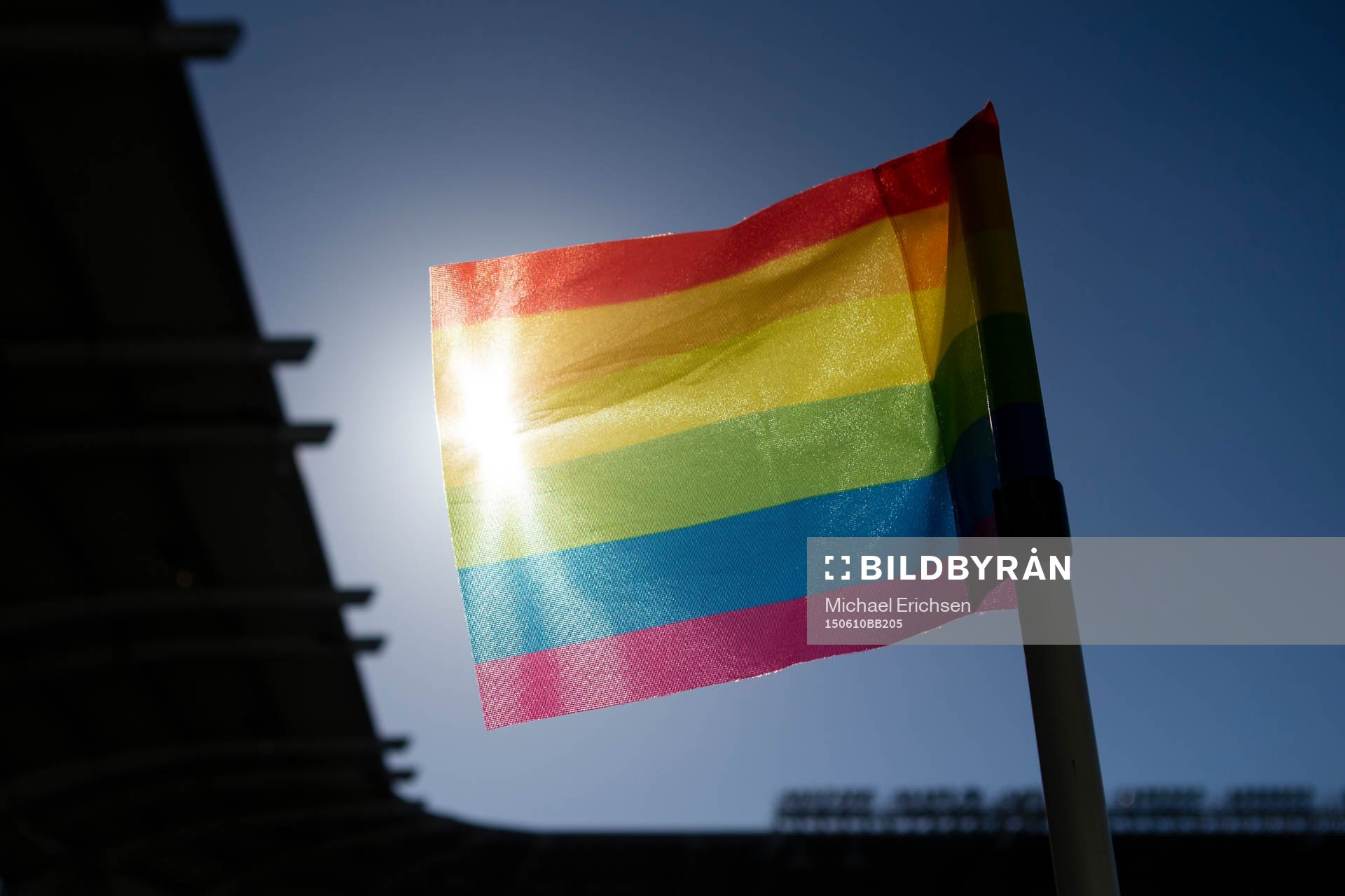 Prideflaggan som hörnflagga till fotbollsmatchen i