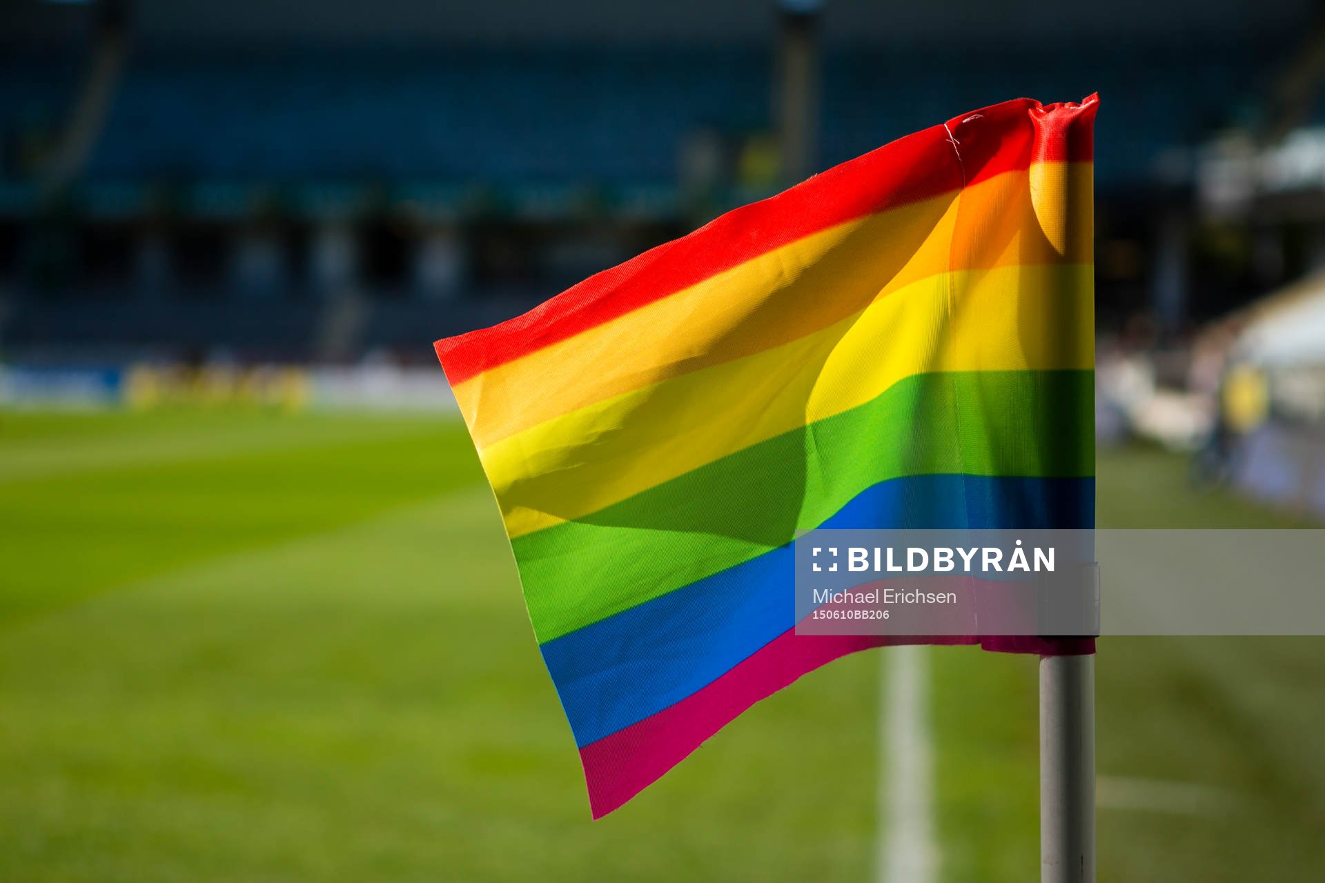 Prideflaggan som hörnflagga till fotbollsmatchen i