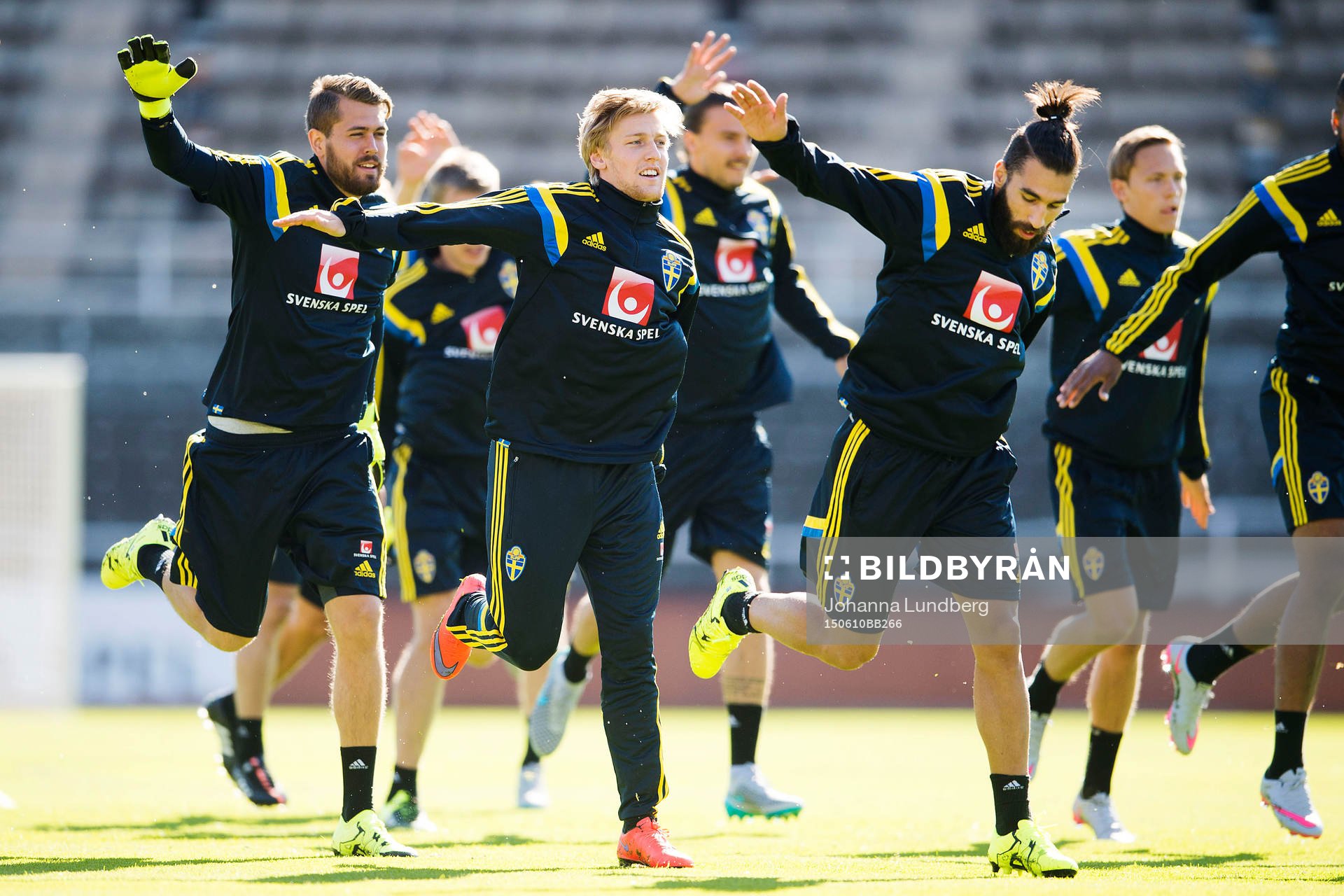 Sveriges målvakt Kristoffer Nordfeldt, Emil Forsberg och