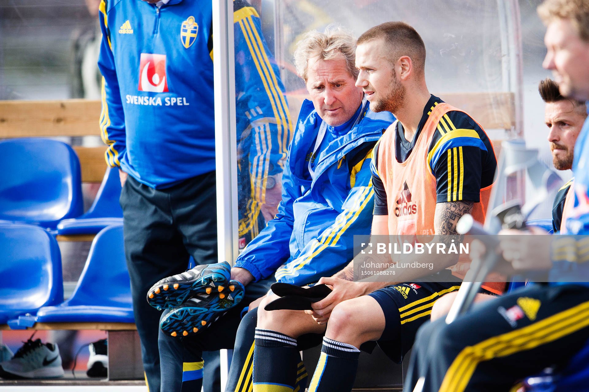 Sveriges förbundskapten Erik Hamrén och Alexander Milosevic pratar med varandra efter en träning med det svenska fotbollslandslaget den 10 juni 2015 i Stockholm.