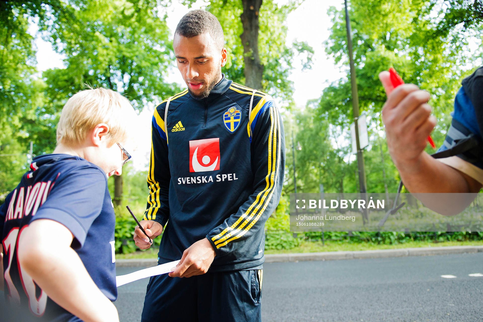 Sveriges Isaac Kiese Thelin får skriva autografer