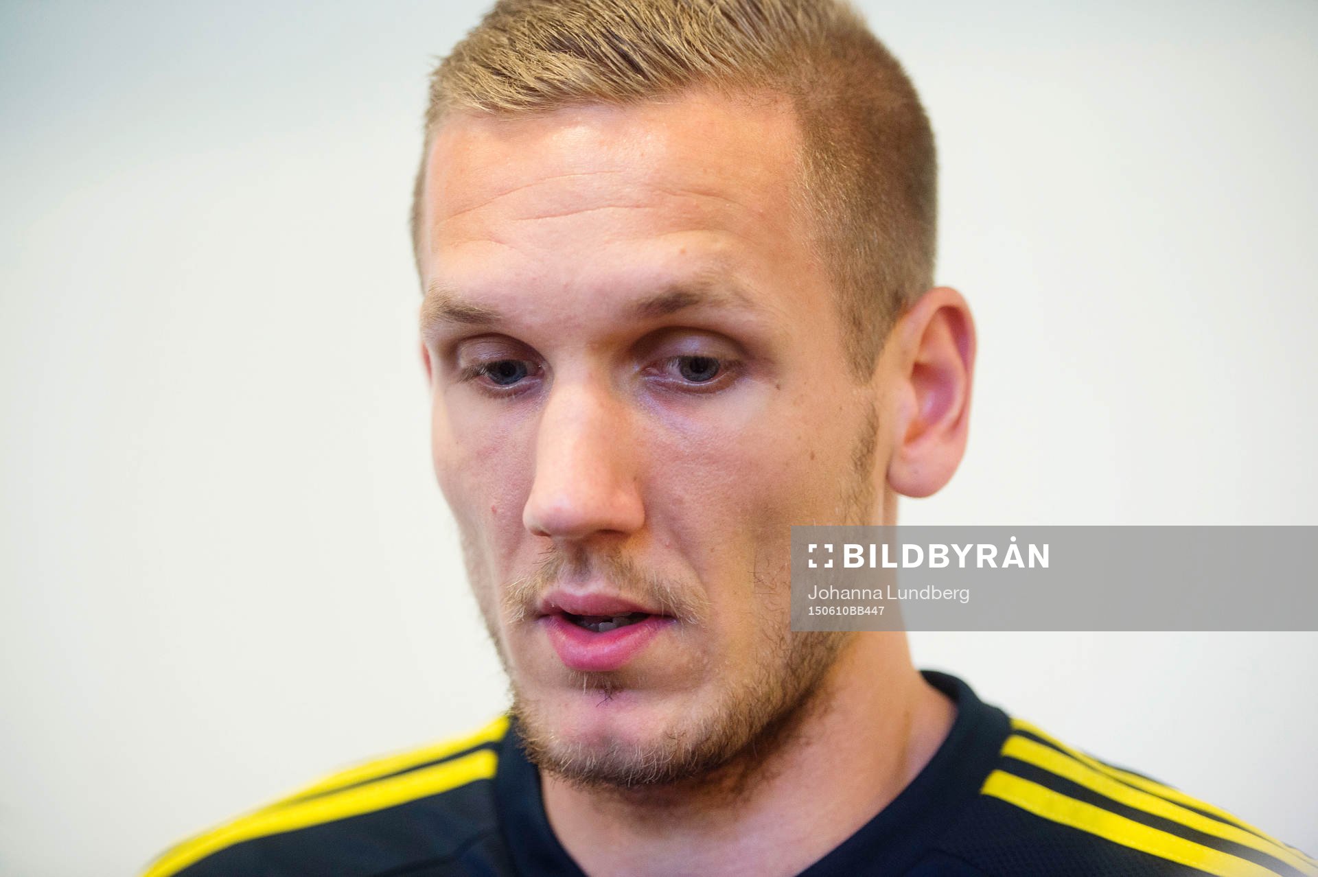 Sveriges Robin Olsen pratar med media