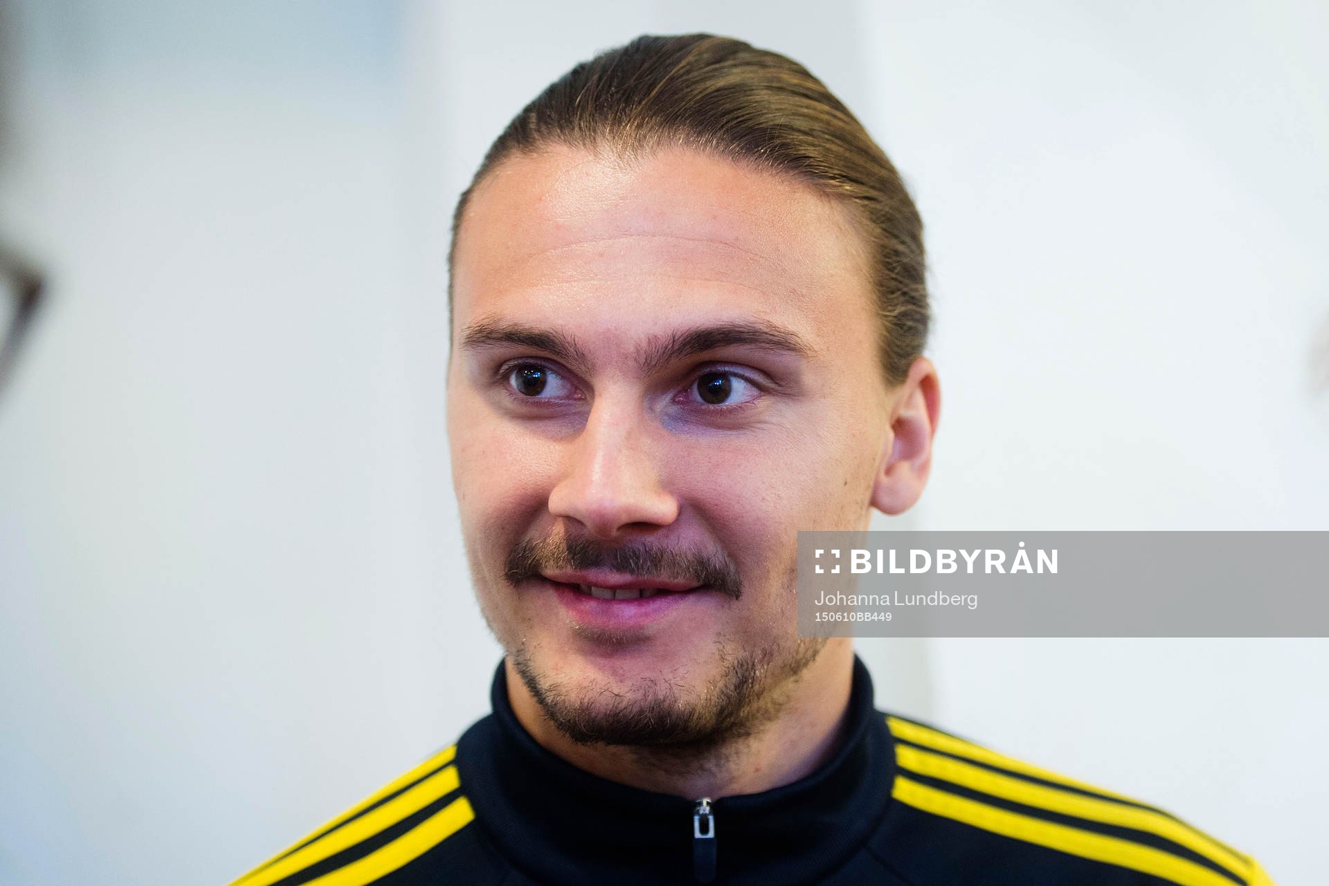 Sveriges Erik Johansson pratar med media