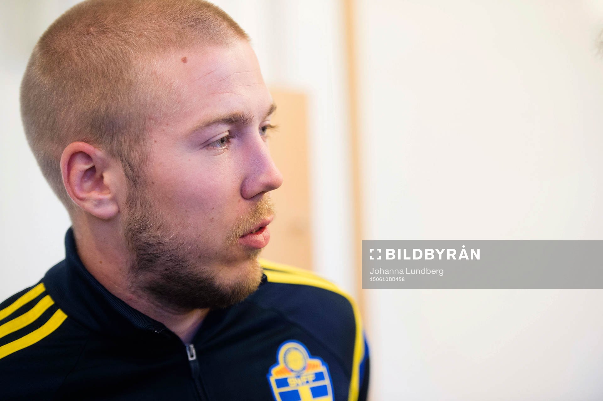 Sveriges Anton Tinnerholm pratar med media