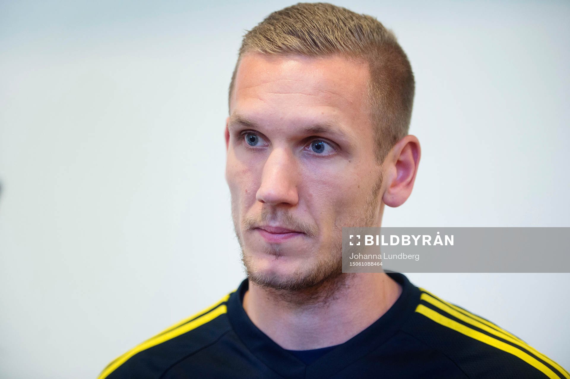 Sveriges Robin Olsen pratar med media
