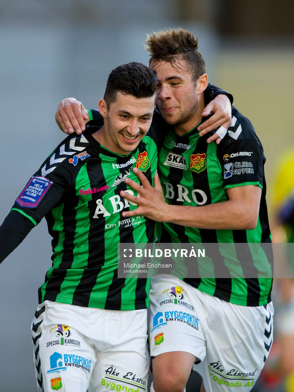 GAIS Petri Zhubi jublar ihop med Malkolm Moenza efter 4-2 under fotbollsmatchen i Superettan mellan GAIS och Utsikten den 10 juni 2015 i Göteborg.