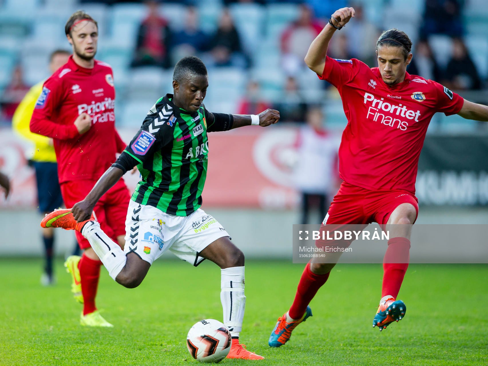 GAIS Kieron Cadogan skjuter mot täckande Utsiktens Mirza