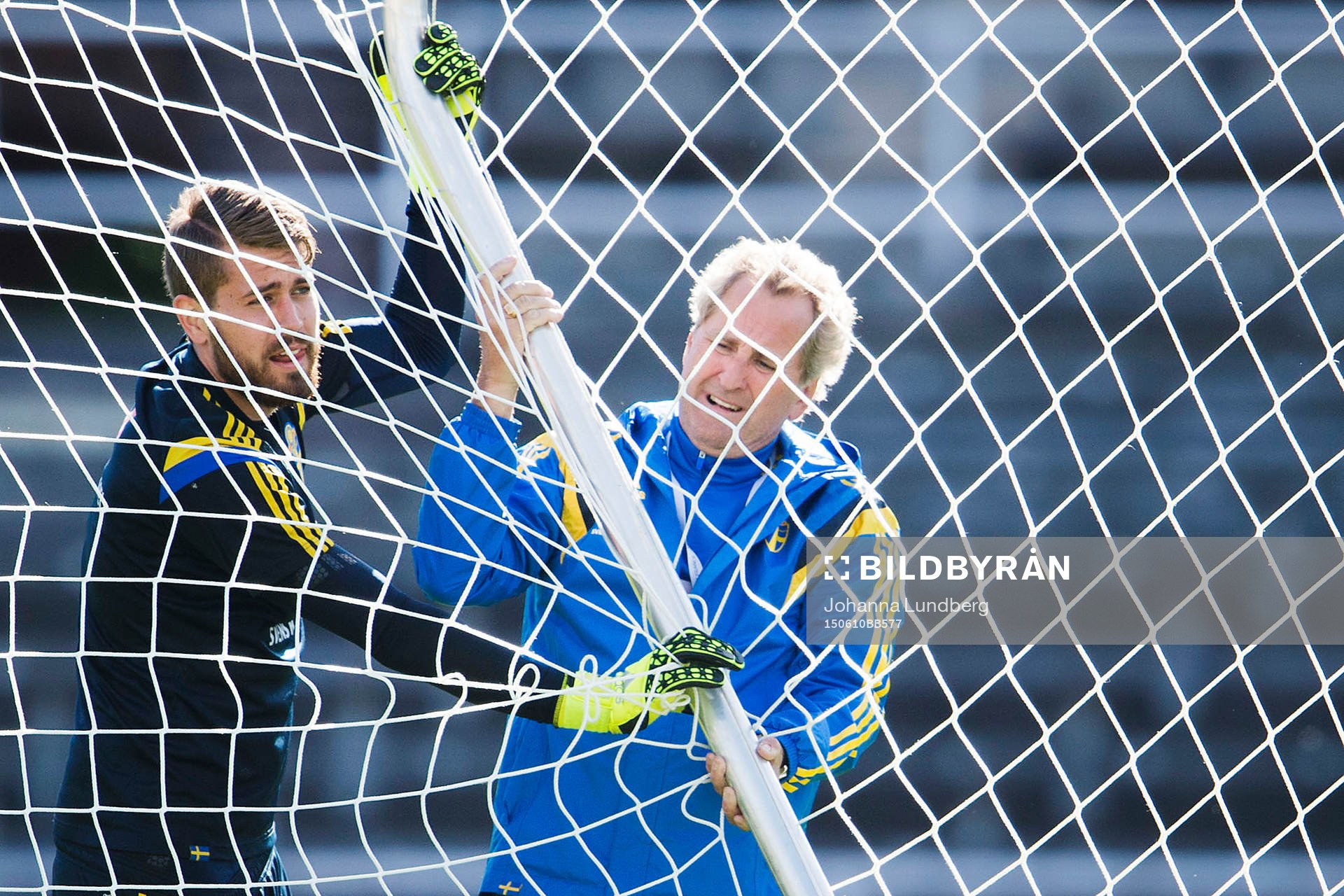 Sveriges förbundskapten Erik Hamrén hjälper Kristoffer