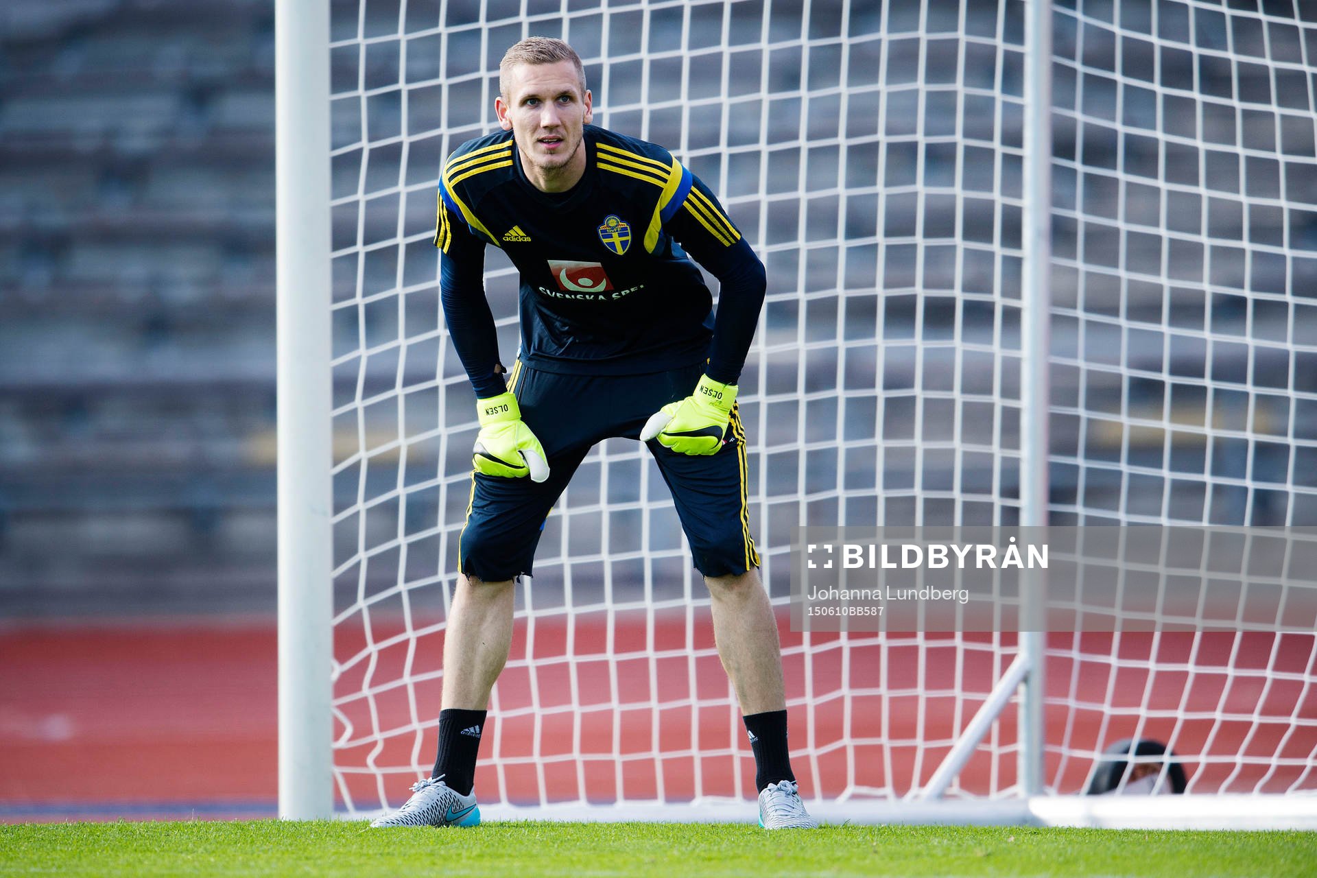 Sveriges målvakt Robin Olsen under en en träning med det svenska fotbollslandslaget den 10 juni 2015 i Stockholm.