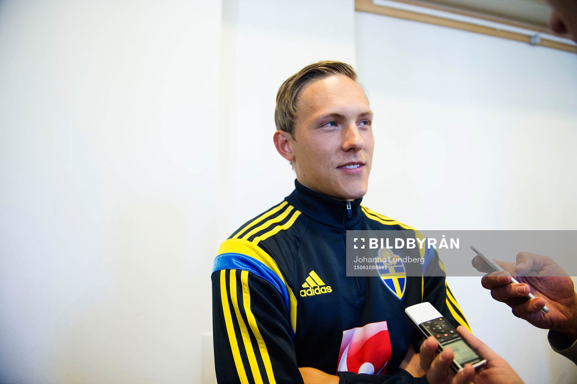 Sveriges Ludwig Augustinsson blir intervjuad