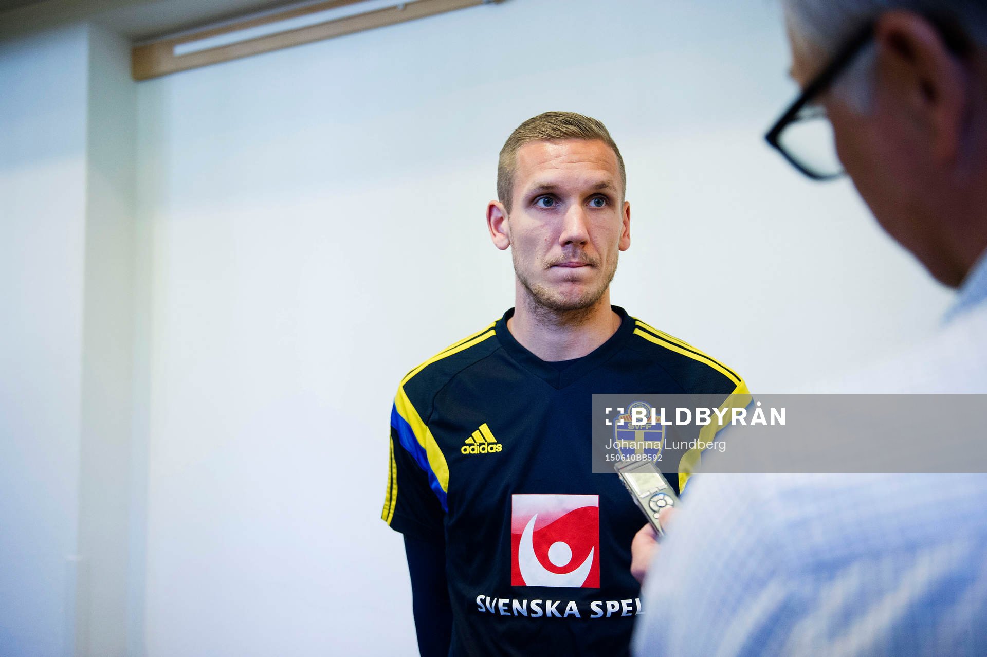Sveriges Robin Olsen  blir intervjuad