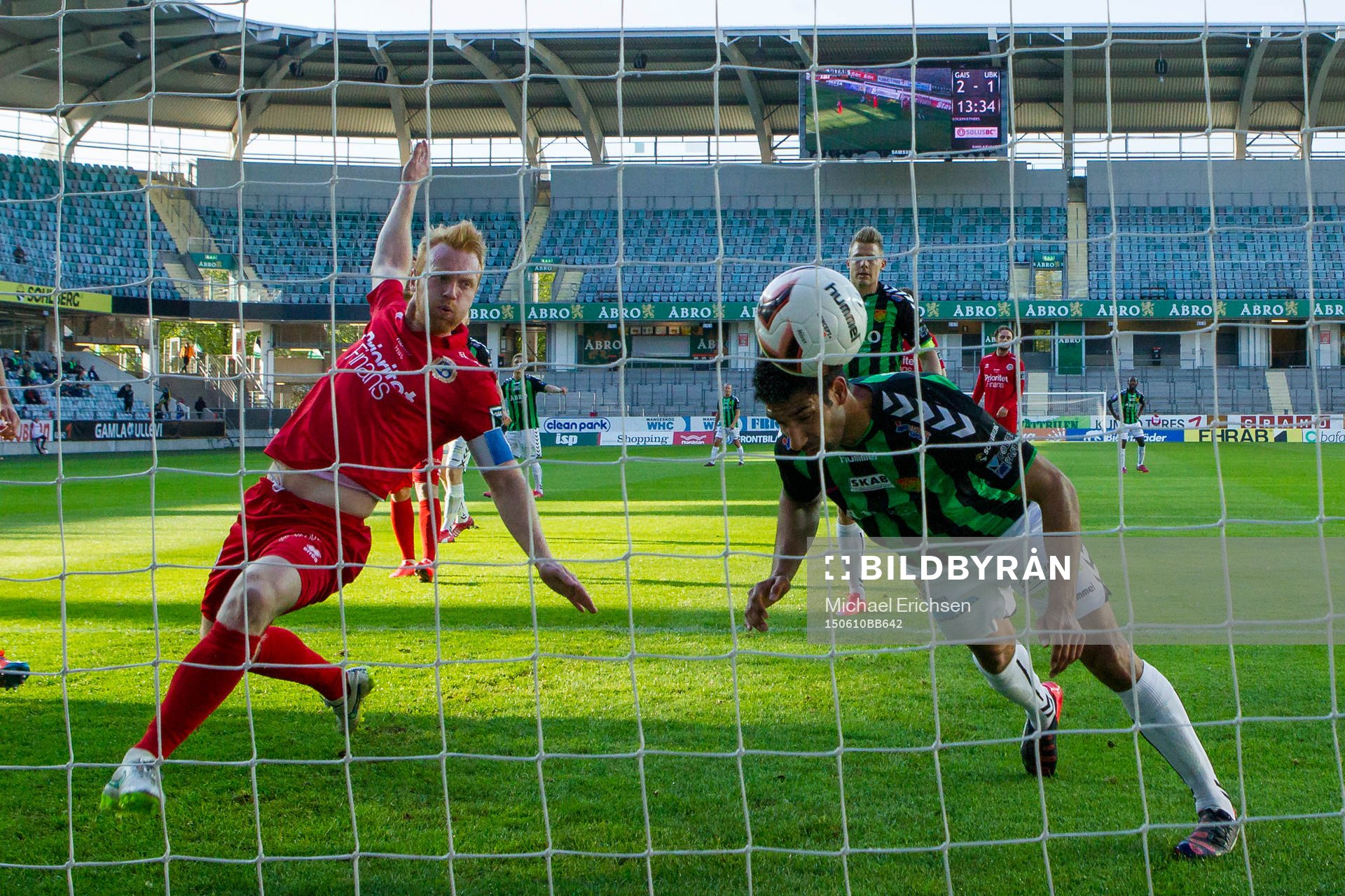 Utsiktens Robin Jonsson missar att rensa undan bollen så