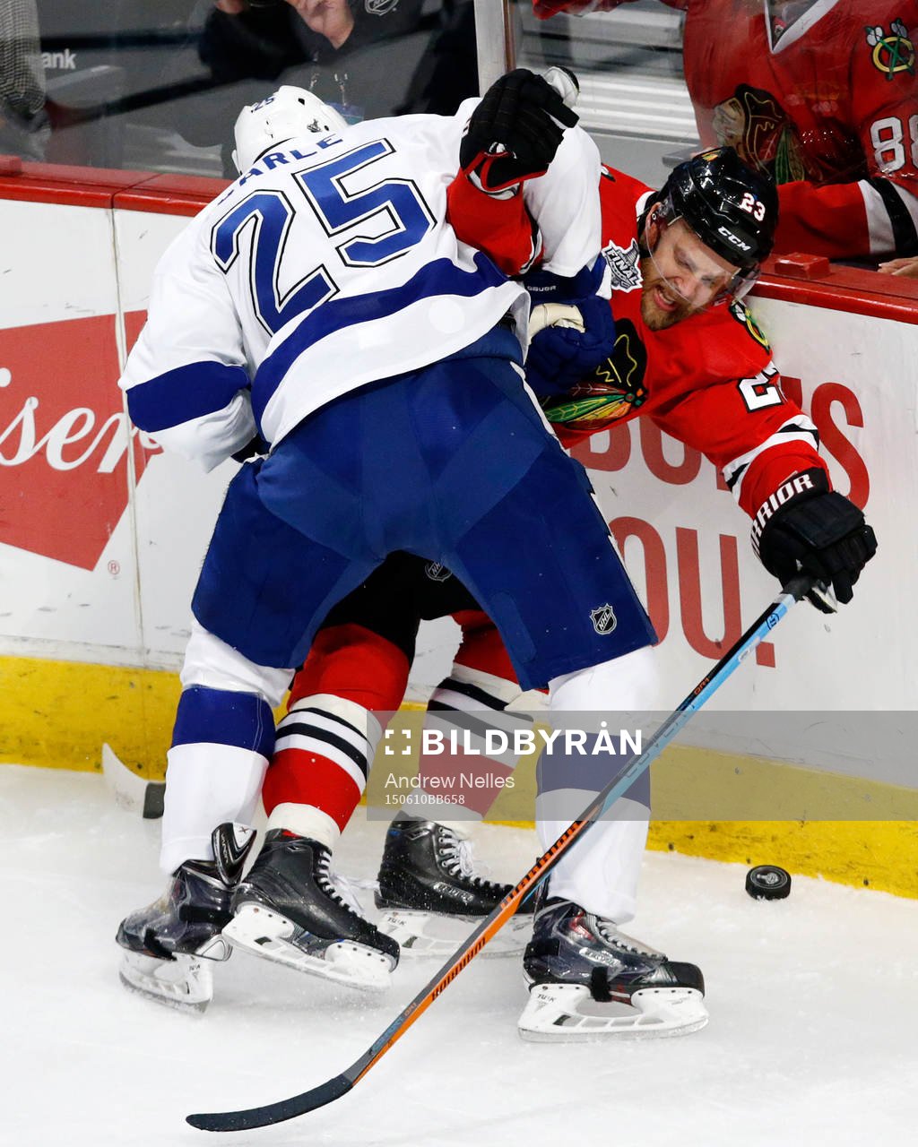 Chicago Blackhawks left wing Kris Versteeg (23) and Tampa