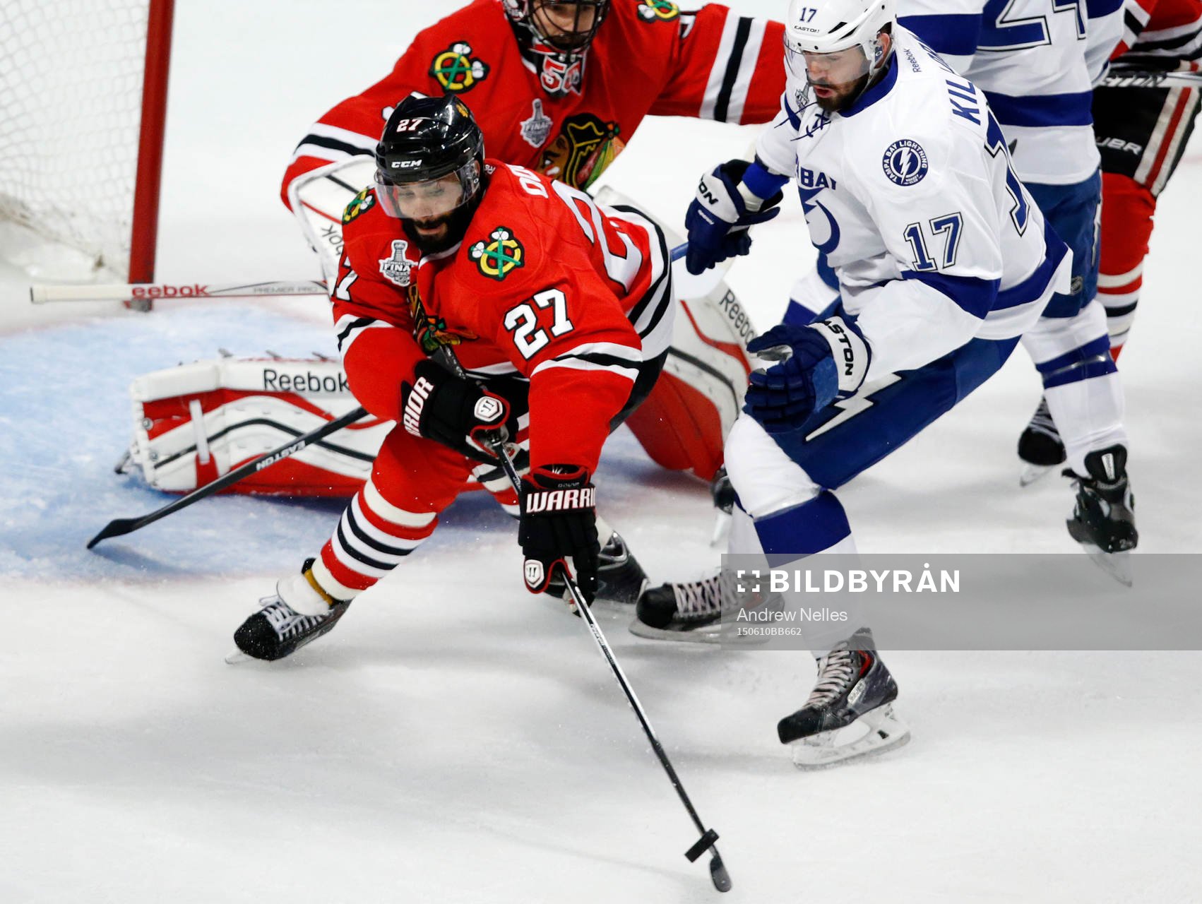Chicago Blackhawks defenseman Johnny Oduya (27) advances