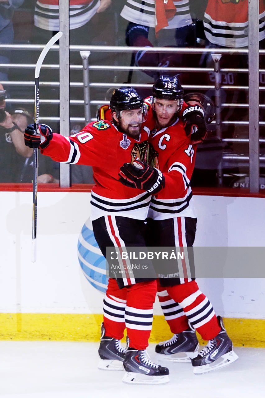 Chicago Blackhawks center Jonathan Toews (19) and left wing