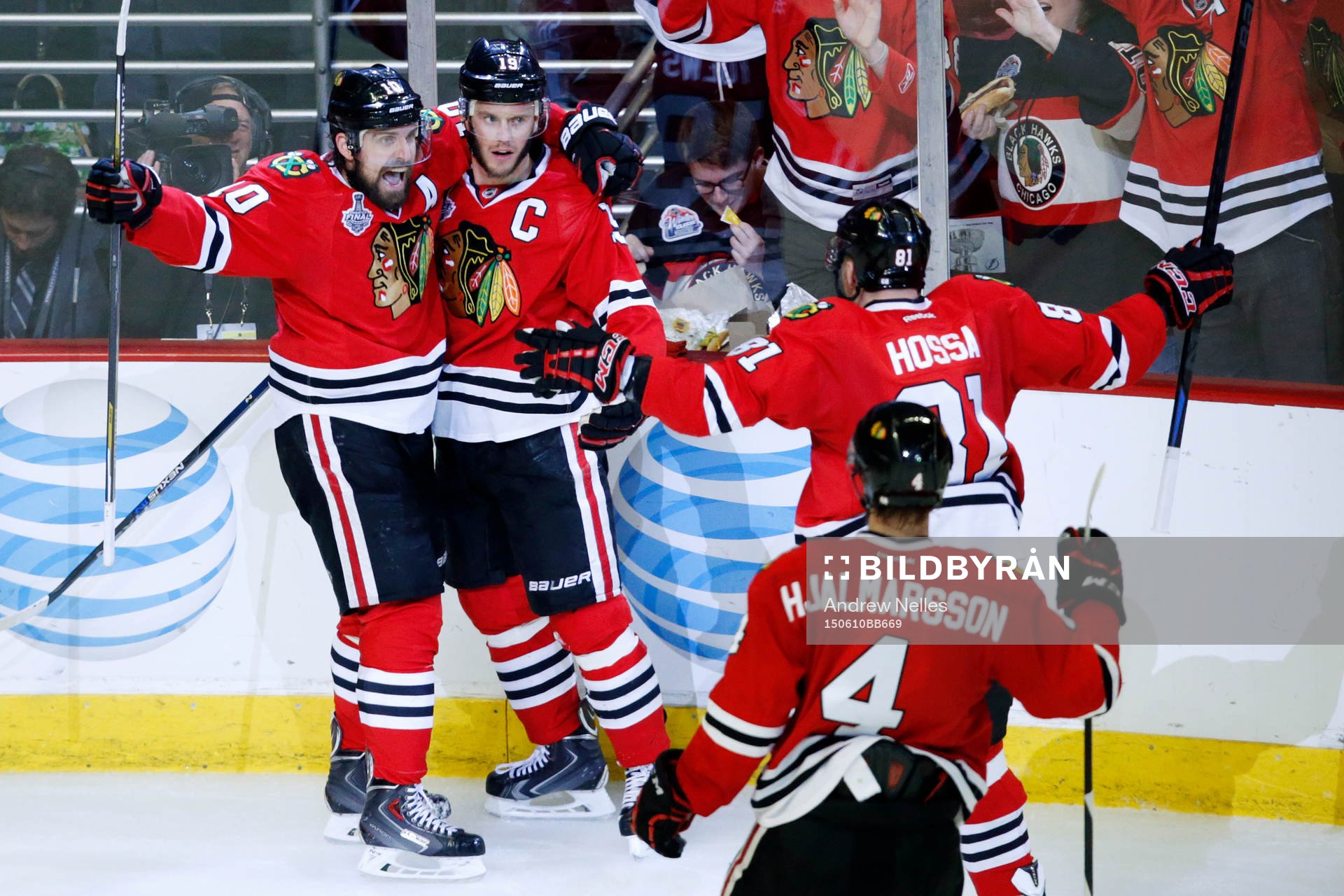 Chicago Blackhawks center Jonathan Toews (19) and left wing