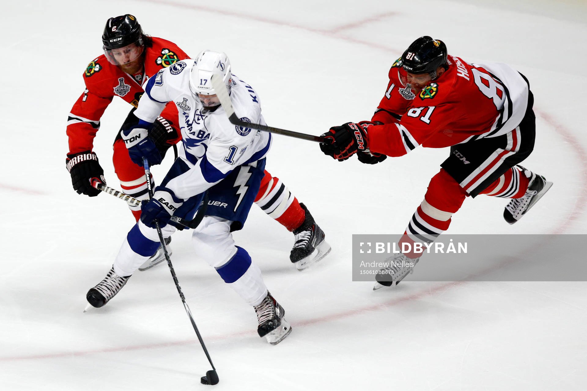 Tampa Bay Lightning center Alex Killorn (17) advances