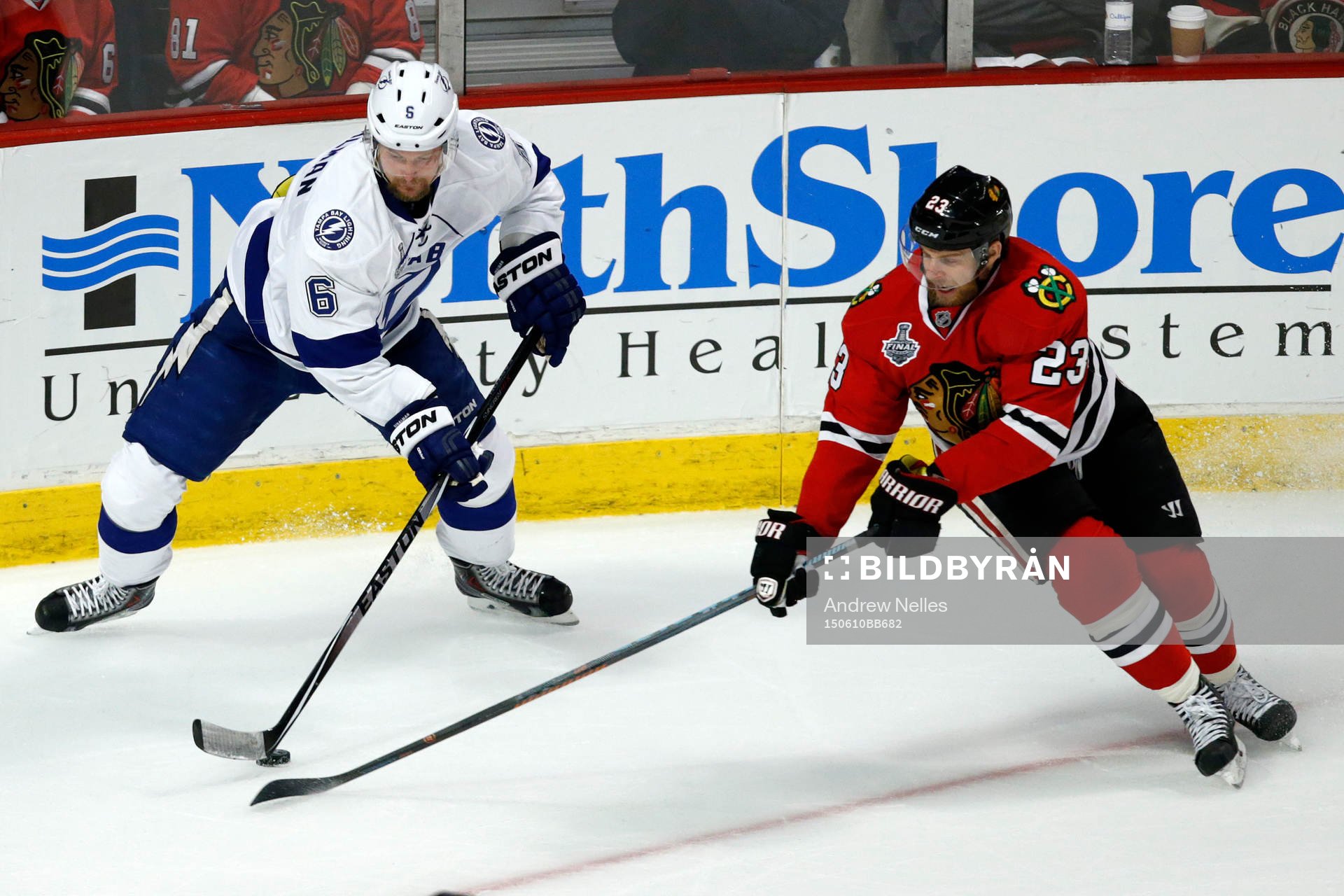 Chicago Blackhawks left wing Kris Versteeg (23) battles for