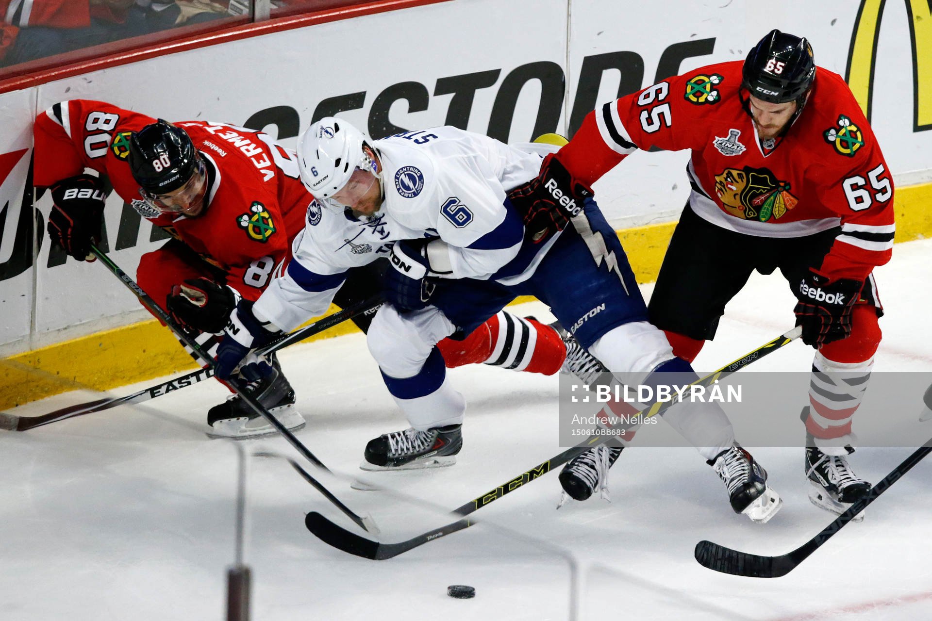 Tampa Bay Lightning defenseman Anton Strålman (6) battles