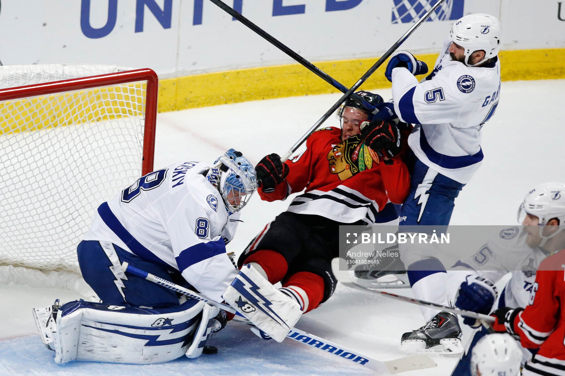 Chicago Blackhawks center Jonathan Toews (19) falls between
