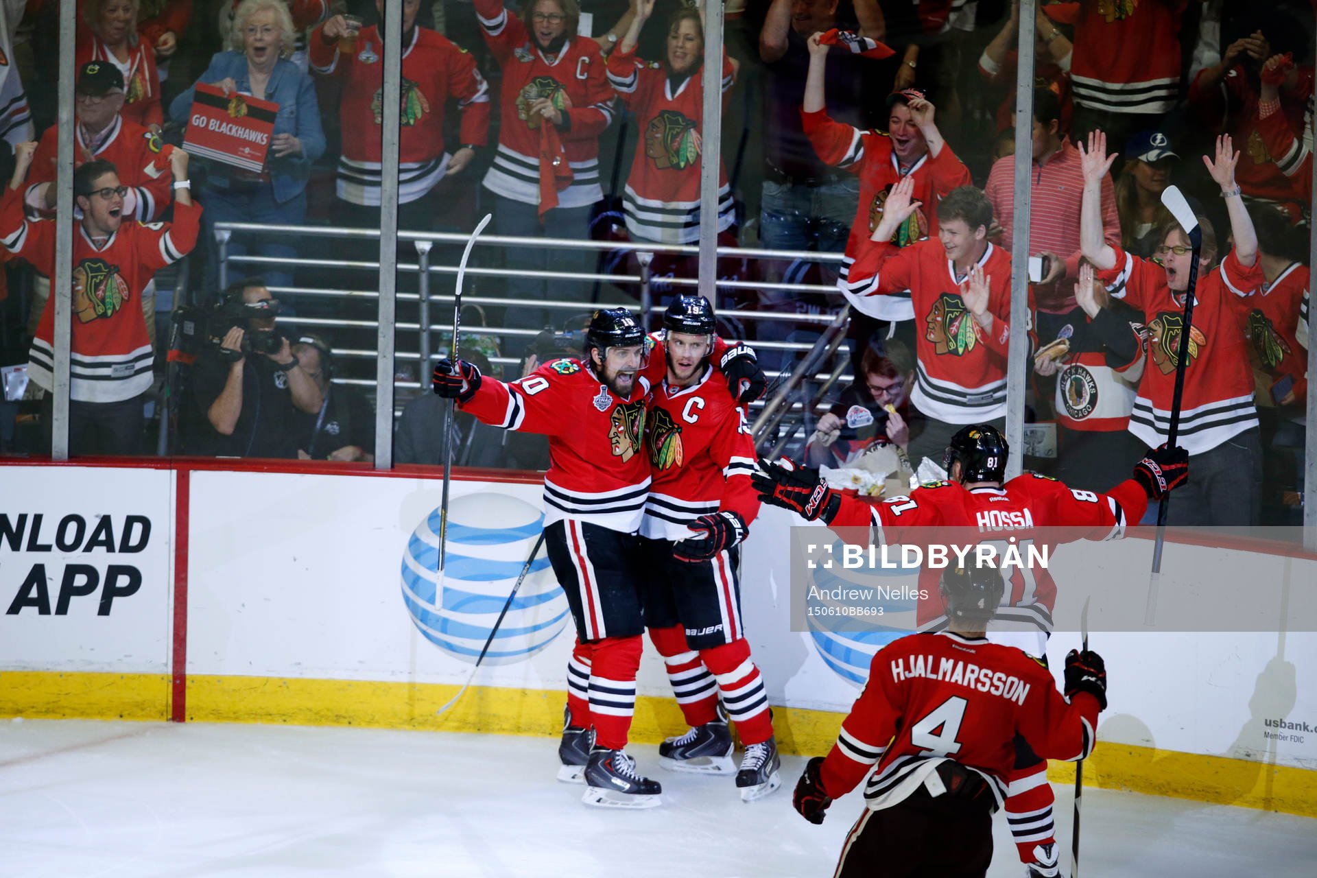 Chicago Blackhawks center Jonathan Toews (19) and left wing