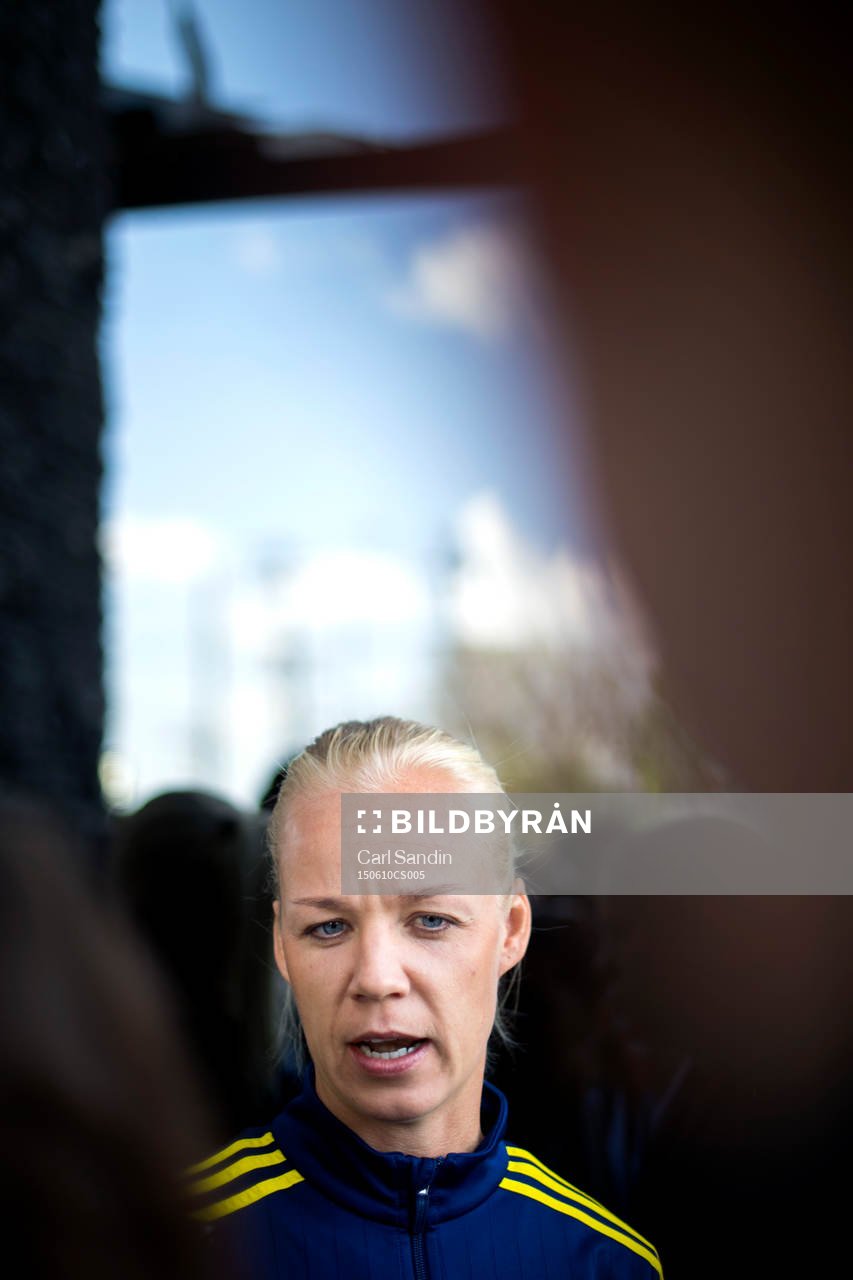 Sveriges Caroline Seger blir intervjuad