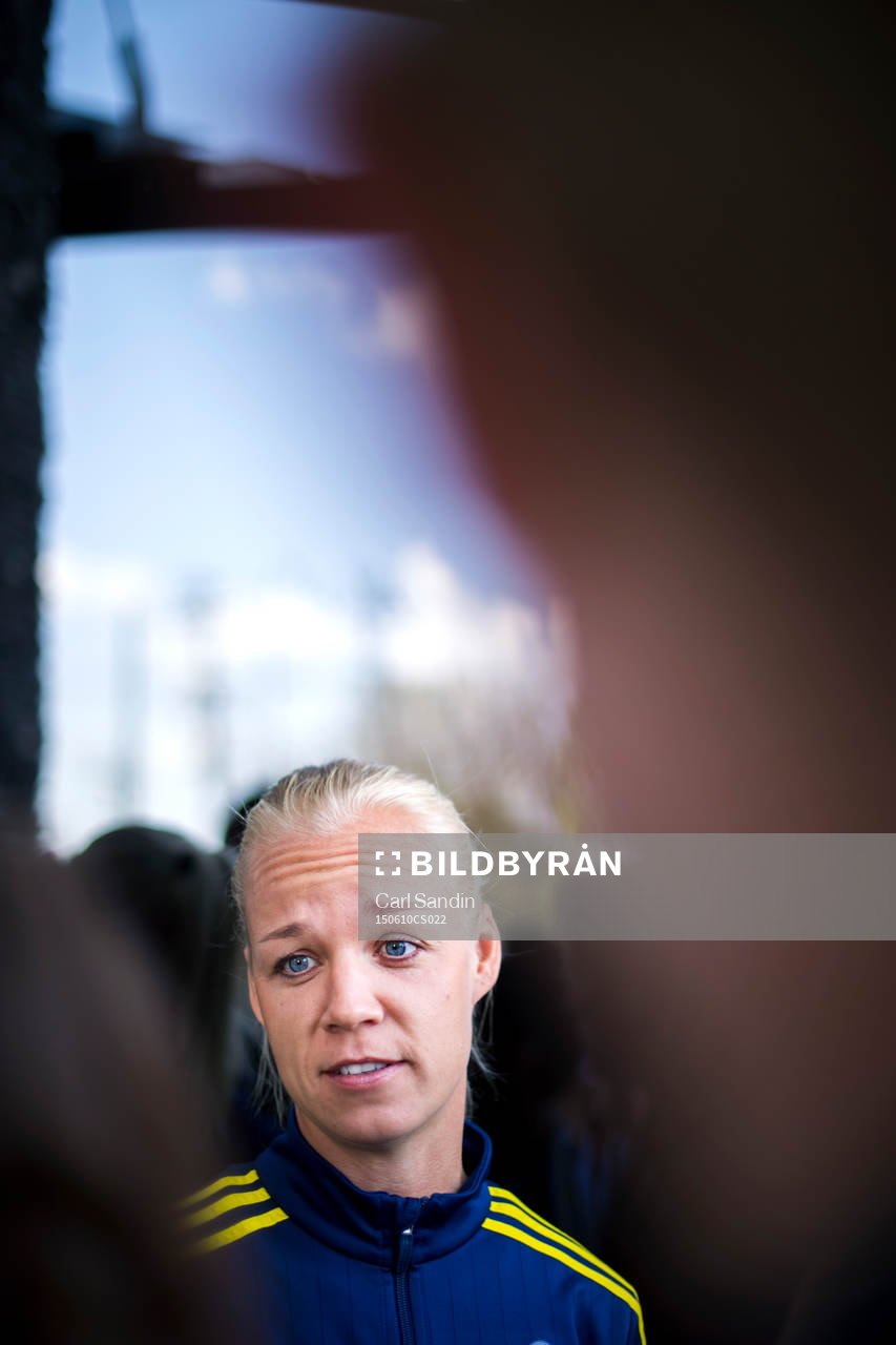 Sveriges Caroline Seger blir intervjuad