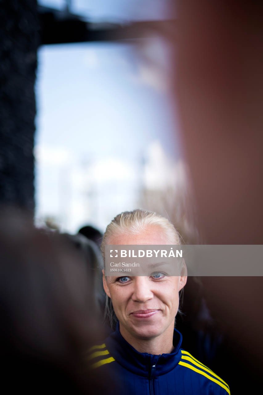 Sveriges Caroline Seger blir intervjuad