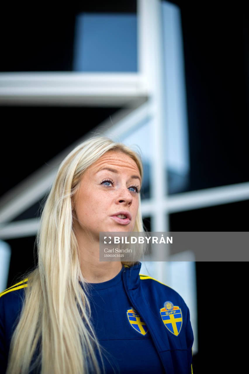 Sveriges Amanda Ilestedt blir intervjuad
