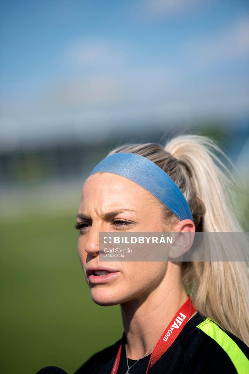 s Julie Johonston blir intervjuad